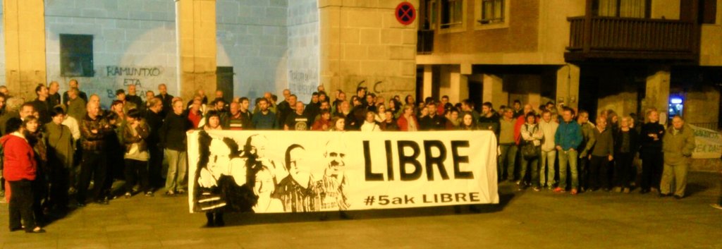 gorkaira's tweet photo. Madrilen epaitzen ari diren herritarrei babesa herriko plazan.
#Memoria ez da delitua!
#Oiartzungo #5aklibre https://t.co/KzTbA2BMZq