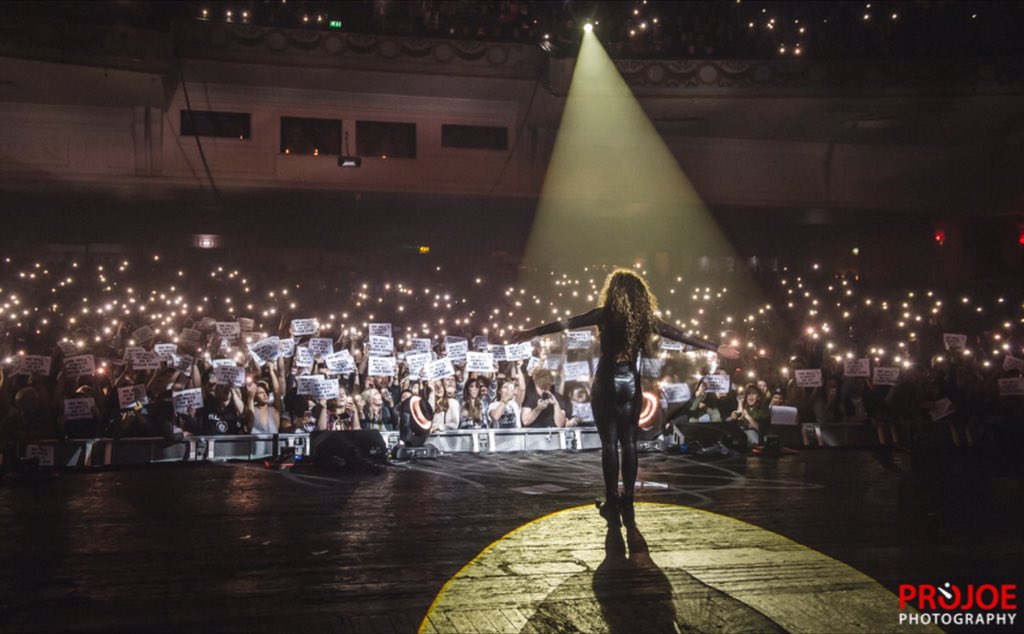 EllaEyre's tweet photo. big highlight of the tour, was hundreds of the same sign 'we will always be by your side' popping up during even if https://t.co/X2MqUhzWNE
