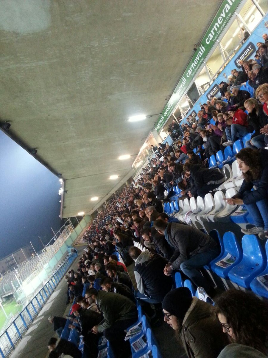 LegaDilettanti's tweet photo. #UWCL #BresciaFortunaHjoring Tribuna piena per sostenere le leonesse. Forza #gnare!!! https://t.co/aU8N5p4Dt5
