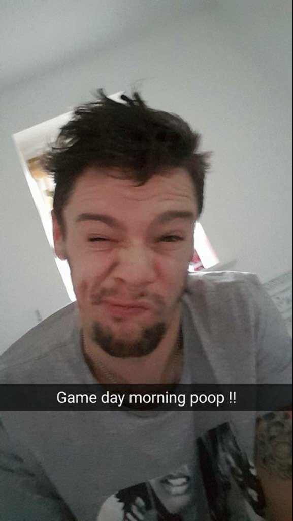 Leldeke's tweet image. Yup, this is happening. People are now posting photos of themselves while having a poo. #WhatTheHell #morningpoop