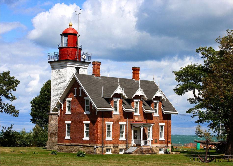 USLHS's tweet photo. For #VeteransDay, a #light that's also a #militarymuseum: #DunkirkLighthouse NY #LakeErie https://t.co/LmN0LA28m0 https://t.co/K67wXMSWck