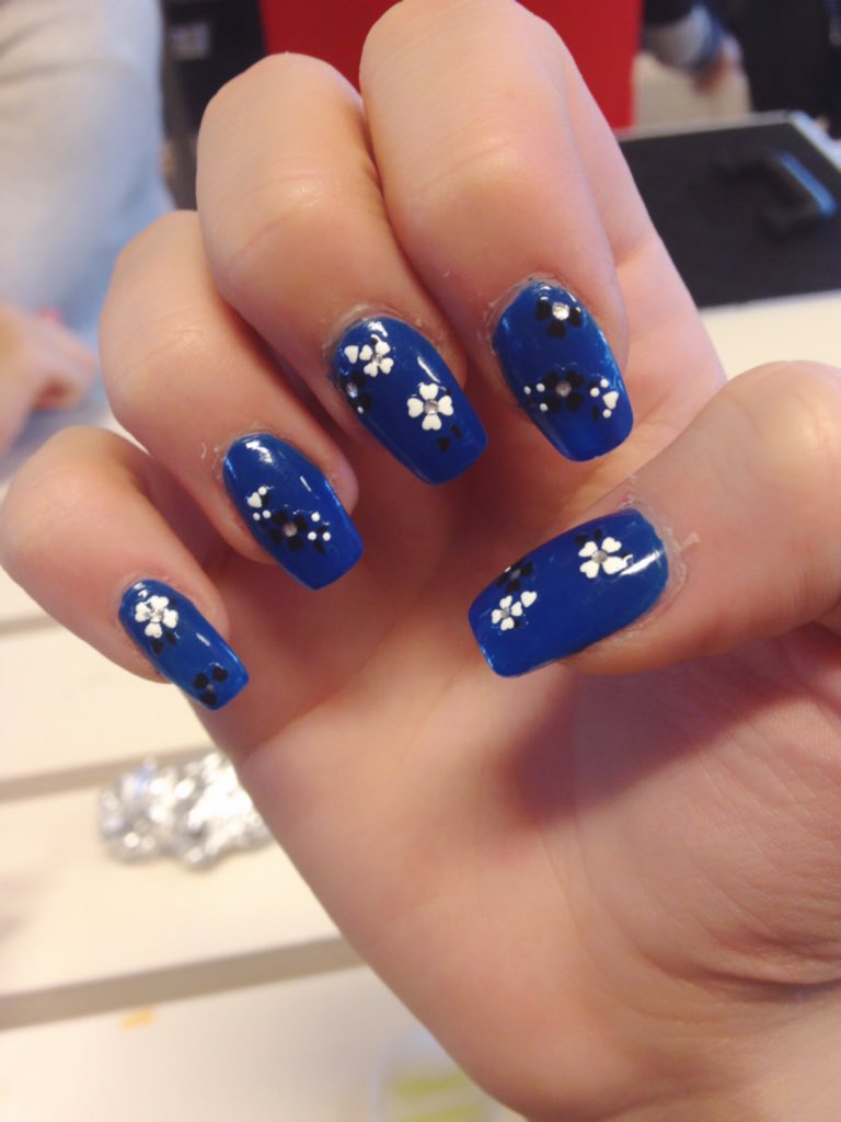 _asteraceae's tweet image. My nails are damn pretty.