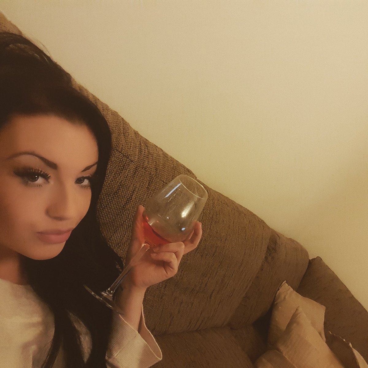TheBarbieBiatch's tweet photo. Time for wine 🍷🍷🍷 #WineWednesday  #wineoclock #wine #nearlyempty 😂😂 https://t.co/DbA5zluN49