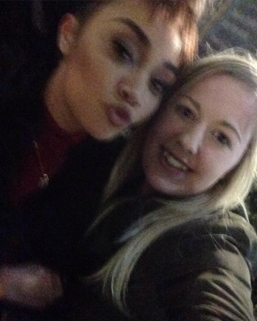 ArgentinaLM's tweet photo. Leigh con fans luego del #GetWeirdLIVE. #UKVOTYLittleMix #BuyGetWeirdOniTunes https://t.co/pqmbN5Mmob