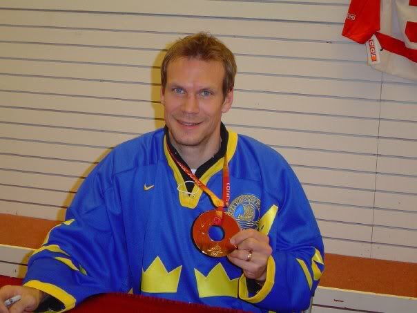 bqaggie's tweet photo. Little late in tweeting but congratulations to Nicklas Lidstrom on his #HHOF2015 induction. Met him in 2006. #Wings https://t.co/O0FgRLCqY4