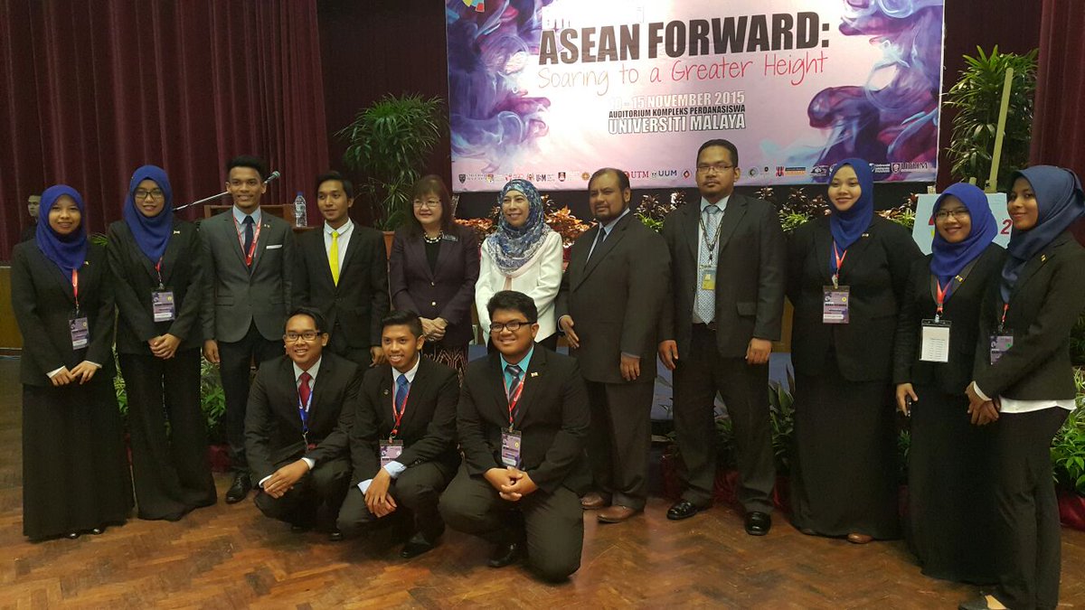 ebbsuddin's tweet image. Gambar bersama YB Datuk @maryyapkc dan Delegasi @MPPUiTMSA  di UM

#soaringupward 
#RSLS2015  
#uitmdihatiku