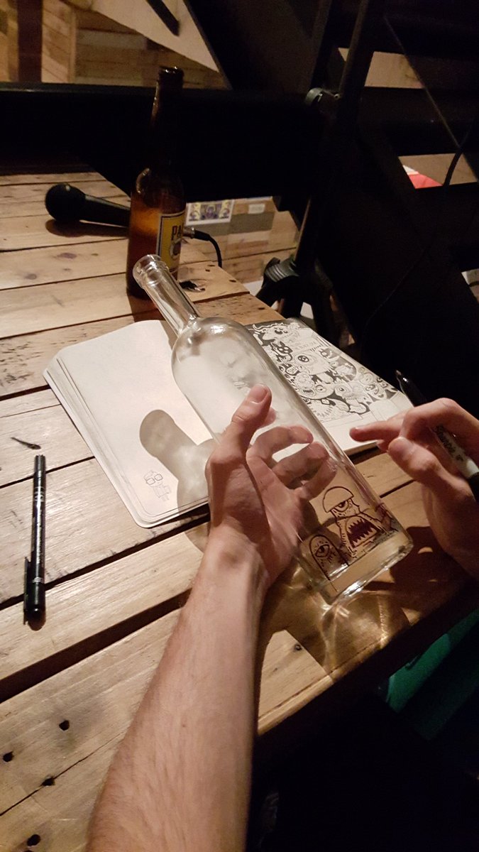 eldeaqui's tweet photo. Drinkin &amp; Draw. Un grupo de gente dibuja mientras bebe. Esta muy cool. -@lasecinadf #DrinkNDraw https://t.co/aCV9gqFRnR