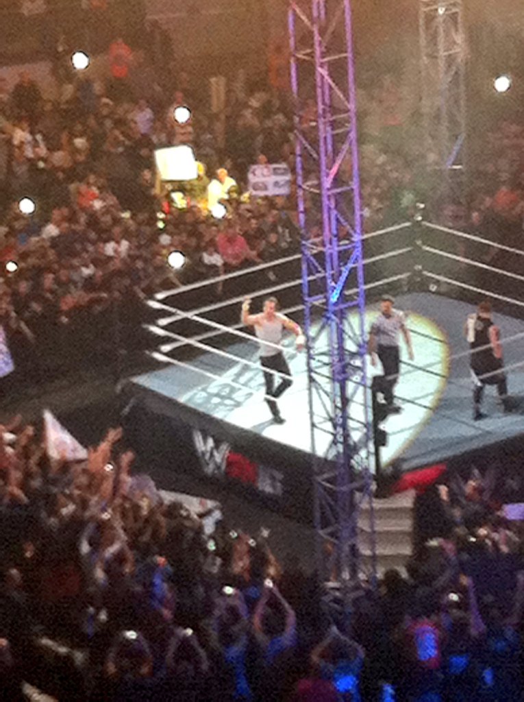 I CAN'T BELIEVE THAT I SAW HIM OH GOD #DeanAmbrose #WWERoma