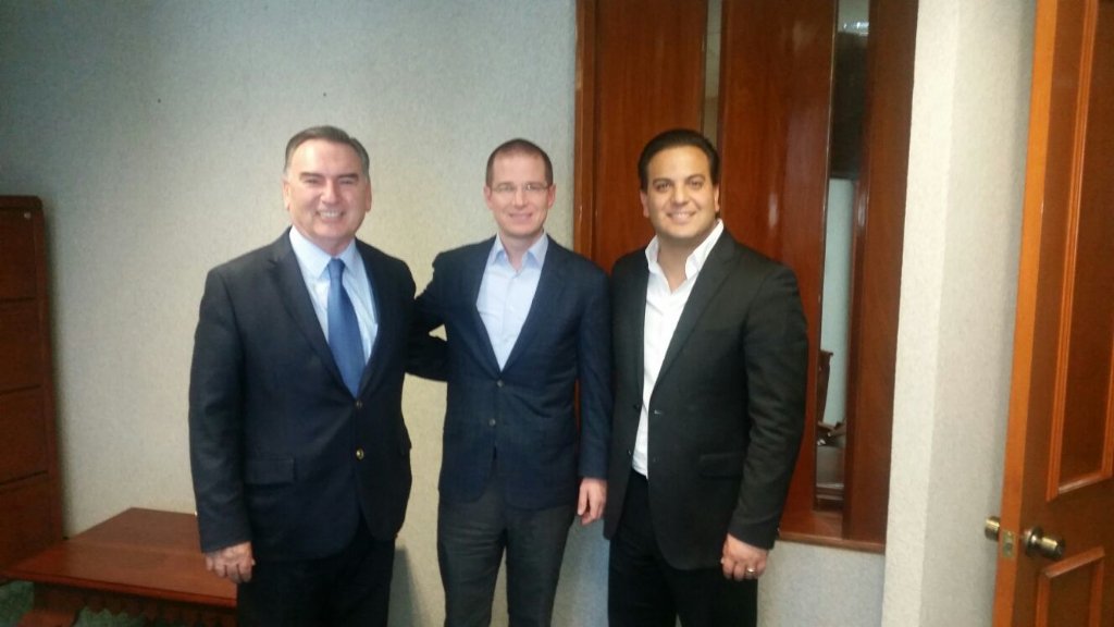 Agradezco a <a href="/RicardoAnayaC/">RicardoAnayaC</a> y <a href="/damianzepeda/">Damián Zepeda</a> apoyo al panismo sonorense, que reconoce su labor de regeneración del PAN