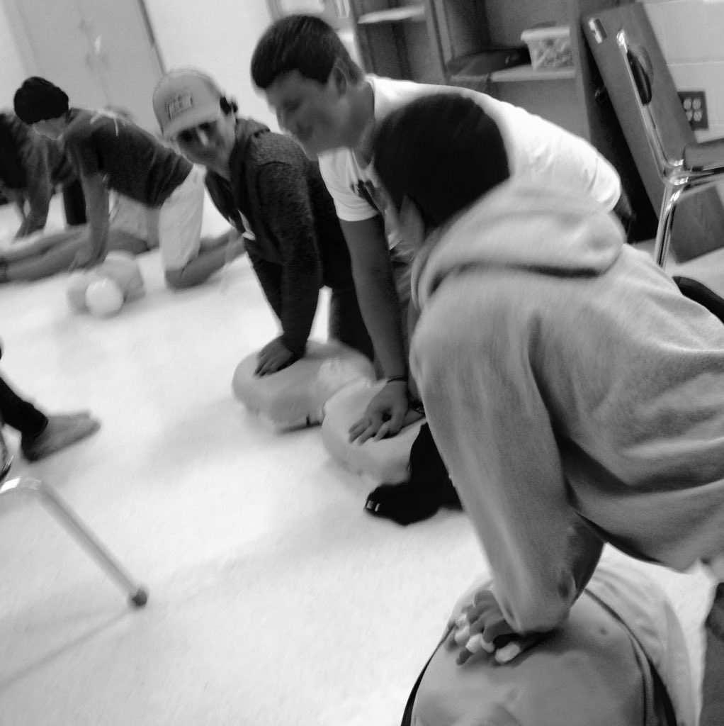 LeighChavis's tweet photo. Learning how to save some lives! #Heartsaver https://t.co/VYkxJnih8z