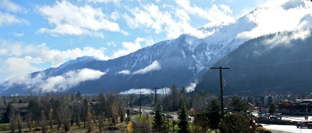 PemGateway's tweet photo. #VeteransDay❄#Snow🗻#MtCurrie🐄#Pemberton(#whistler)#skicanadanow🎿WinterIsComing🏂@weathernetwork📻@NEWS1130❄@WhistlerHQ https://t.co/LQKaAiXHtG