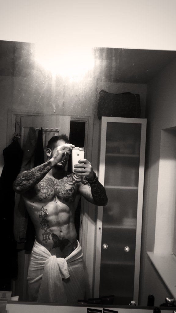 DarylSteedman's tweet photo. Love to scald myself in the shower after killer graft and training .... Strength going up and abs hanging on point https://t.co/6FrRgMTl10
