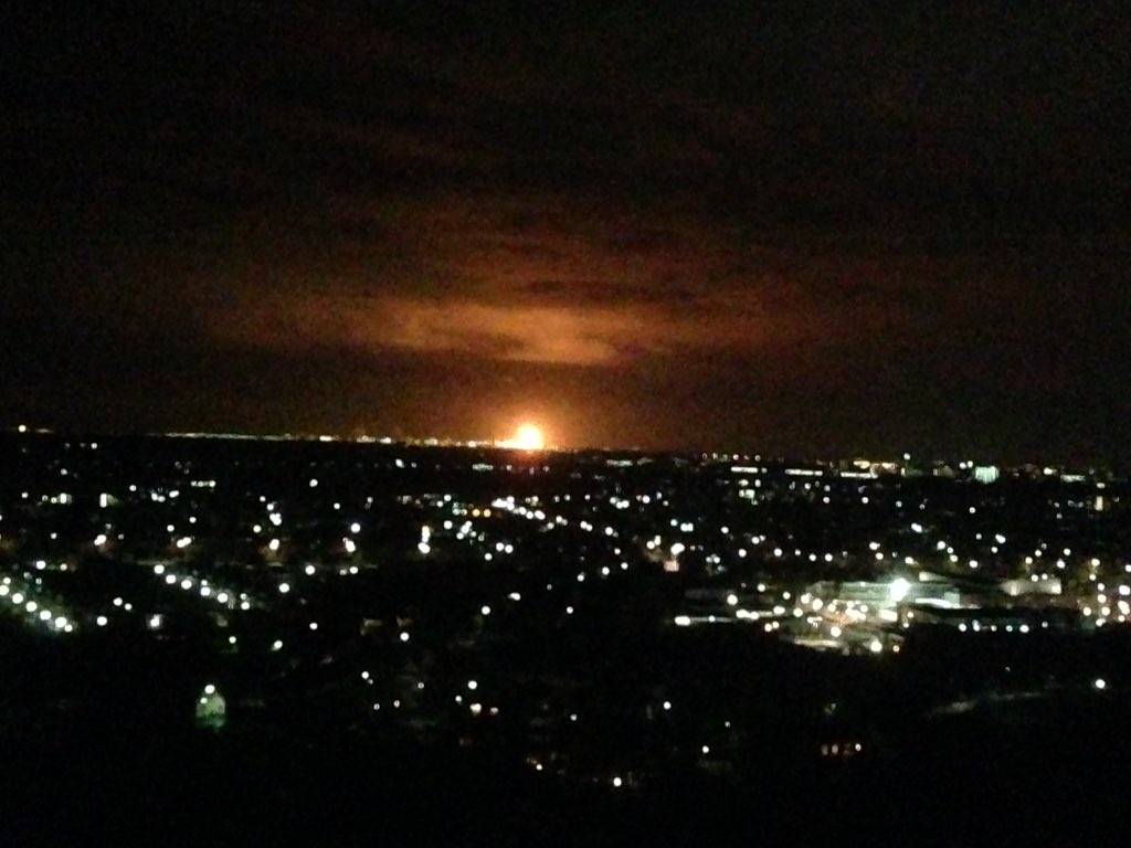 anjaboogaard's tweet image. Vlam iets minder breed. Affakkelen zal nog wel even doorgaan #shellmoerdijk beeld vanaf Dordrecht