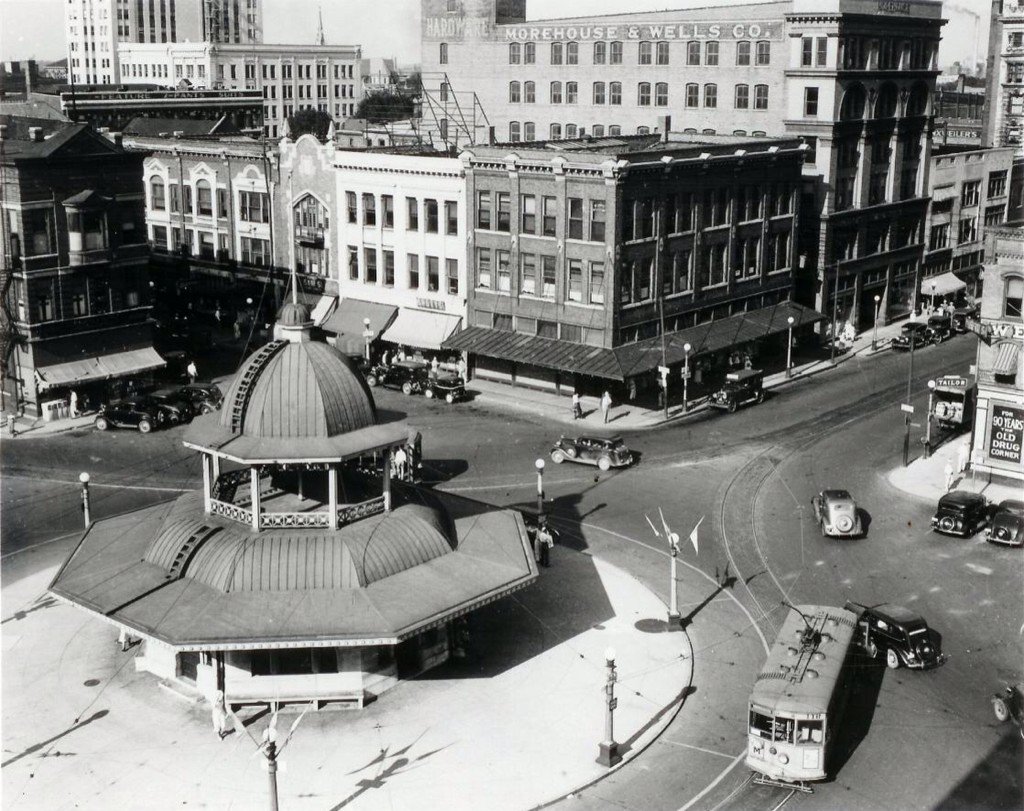 PictureDecatur's tweet photo. another old shot of the #TransferHouse in #decaturil back when it was in the street #decaturcitylimitless https://t.co/LCYg7j5tA9