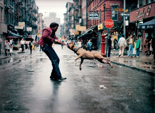 un2rbx's tweet photo. Jamel Shabazz documente la vie urbaine à travers les scènes de vie des rues de son quartier https://t.co/wGPBxPqQs4 https://t.co/Trf7Pon0MD