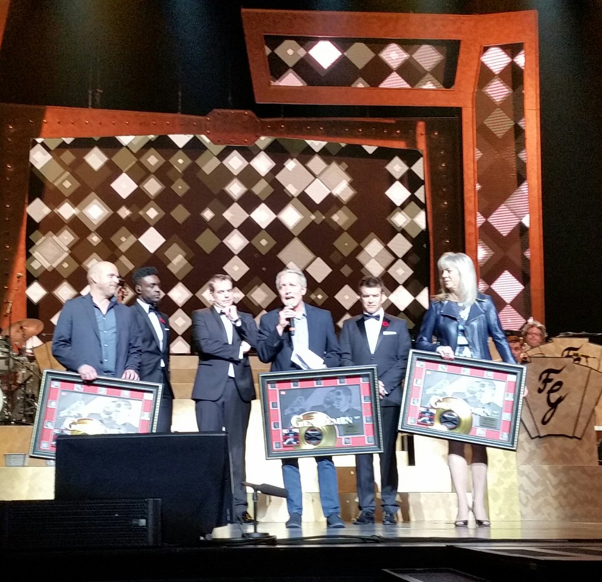 Félicitations aux <a href="/Forev_Gentlemen/">ForeverGentlemen</a> pour leur disque d'or! @disquesmusicor #quebecfrance