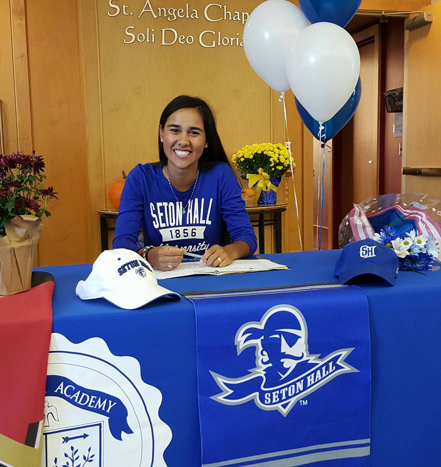 pamwin1's tweet photo. NLI Signing Day for @lizzie_win. So proud! #ArrowGolf #CollegeGolf https://t.co/i6NOjJ85Fq