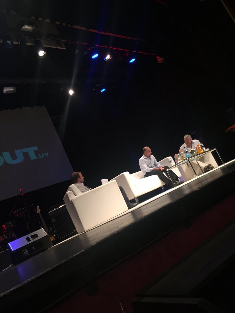 timeoutuy's tweet image. Ya están en el escenario de @timeoutuy @pablo_lemoine y #PabloCoito