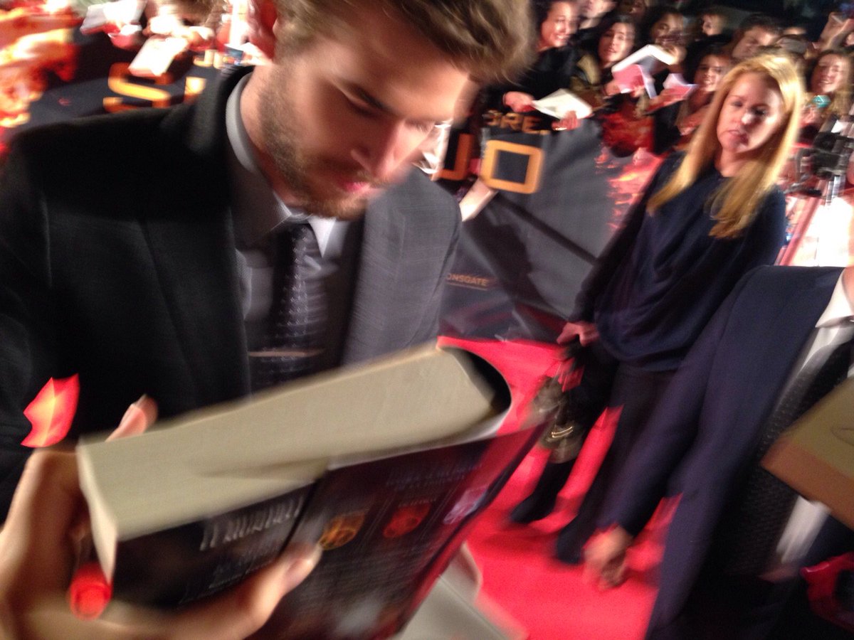 camiibarra13_'s tweet photo. Un @LiamHemsworth firmándote el libro a diario pls #MockingjayMadrid #MockingjayMadridPremiere https://t.co/80owyzRl6g