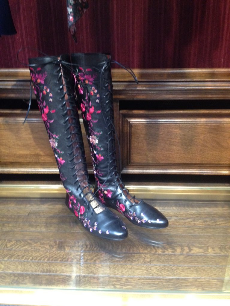 .<a href="/EtroOfficial/">ETRO</a> florals + frills! #SS16 #fashion #pressday