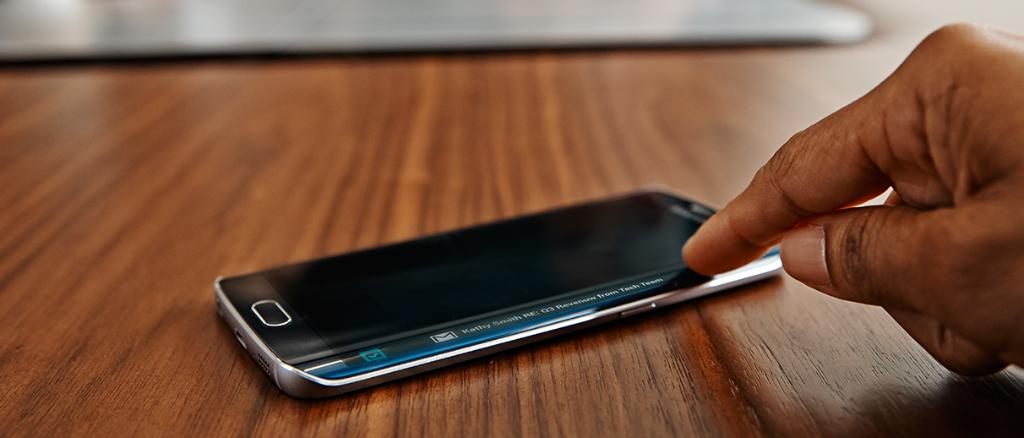 SamsungBiz's tweet photo. Why turn on the entire screen for a single notification? Experience the innovative #edgescreen on the #GalaxyS6edge. https://t.co/CLQghWys1L