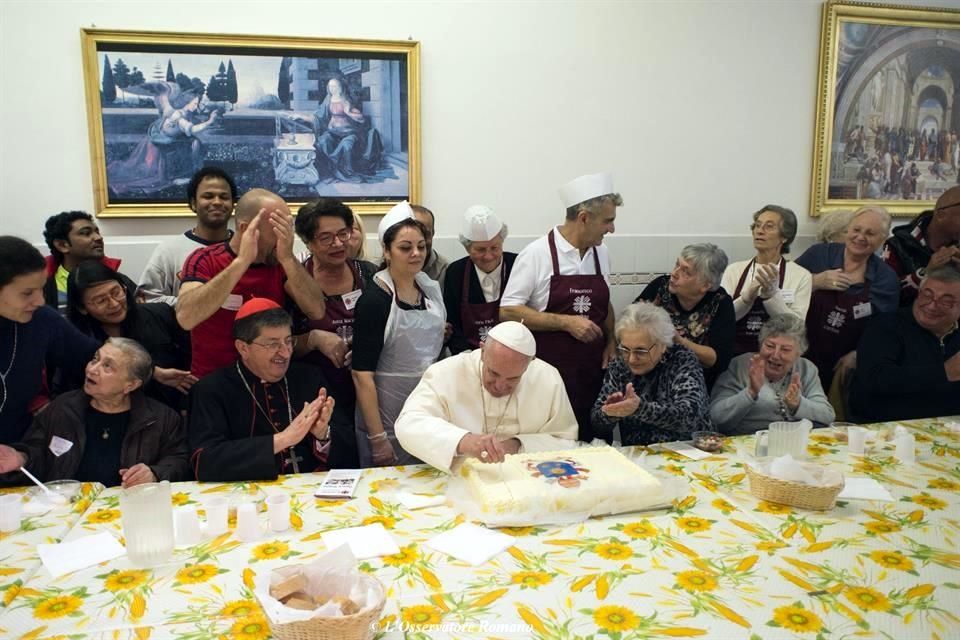 muralcom's tweet photo. Condena Papa uso del celular en la mesa porque es distractor de la convivencia familiar 
https://t.co/i9220bFn7s https://t.co/1QlIrOkvrT