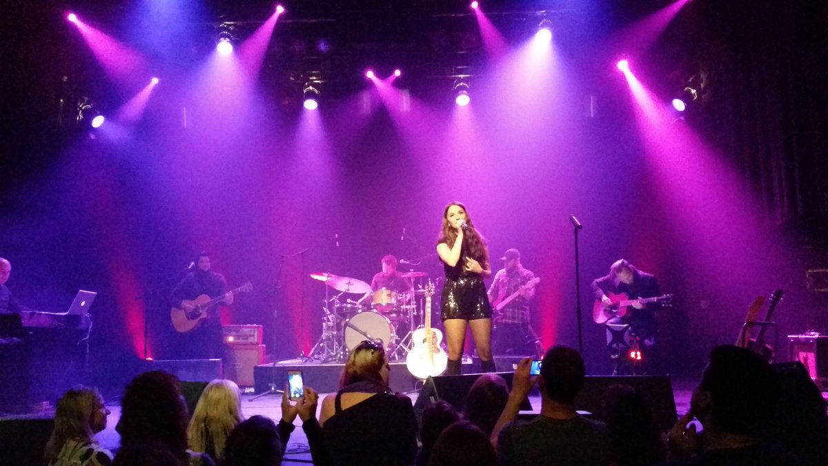 Au lancement de la lumineuse et sensible <a href="/CelesteLevis/">Celeste Levis</a> !