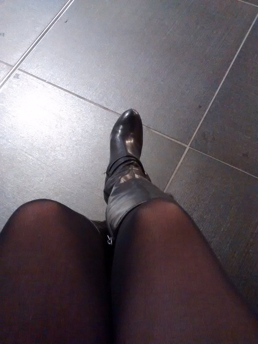 SandyZ8's tweet image. These benches are not made for short people. #NotTouchingTheFloor #PetiteProblems