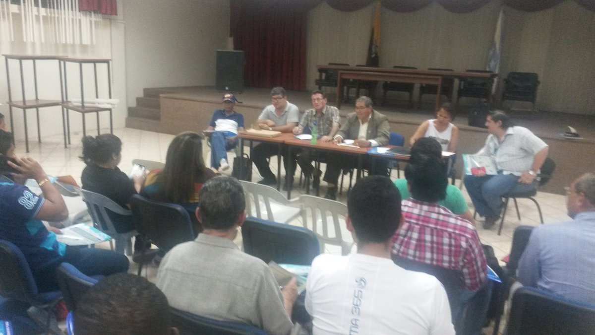 facsoug's tweet photo. SubDecano de #FEDER  última detalles en la última reunión previo a inauguración de Juegos Deportivos. https://t.co/WEO0sx3GcQ