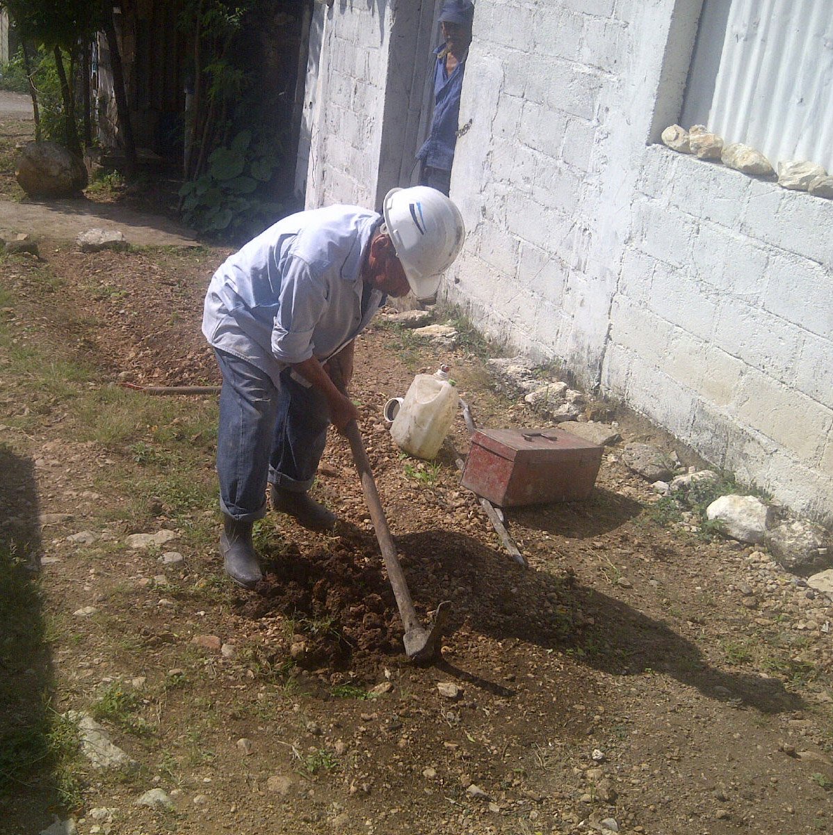 TuxtlaSMAPA's tweet photo. Cuadrillas del #SMAPA realizan reparaciones de fugas de agua en diferentes calles de la Colonia Las Granjas. https://t.co/snQYqbWsQZ
