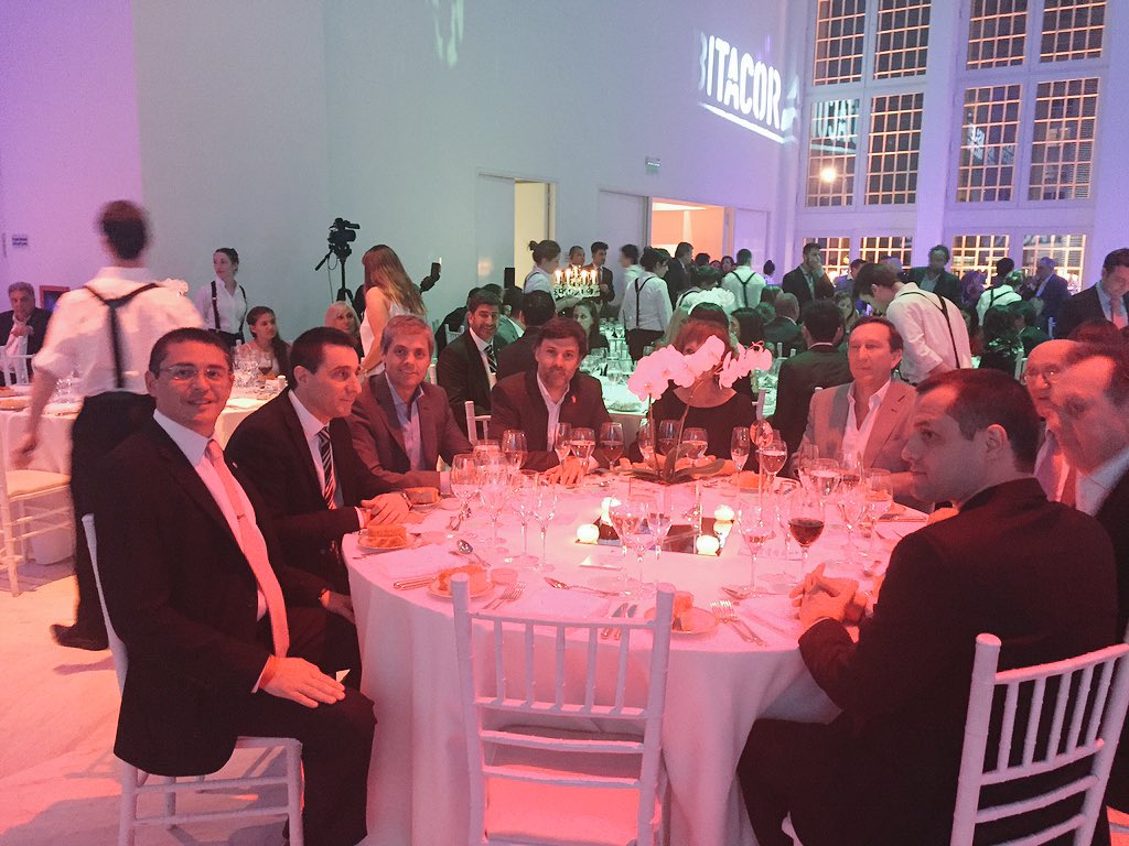 ignaciocrotto's tweet photo. Con colegas del sector en entrega de Premios a la industria turística #Bitacora2015 https://t.co/JhdWzqaUut