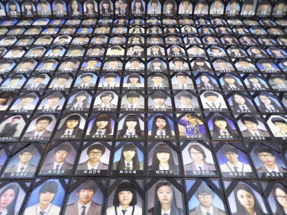 zarodream's tweet image. 살아있었다면 오늘 수능을 보고 있을 250명의 단원고 학생들을 기억합니다. #수능 #세월호