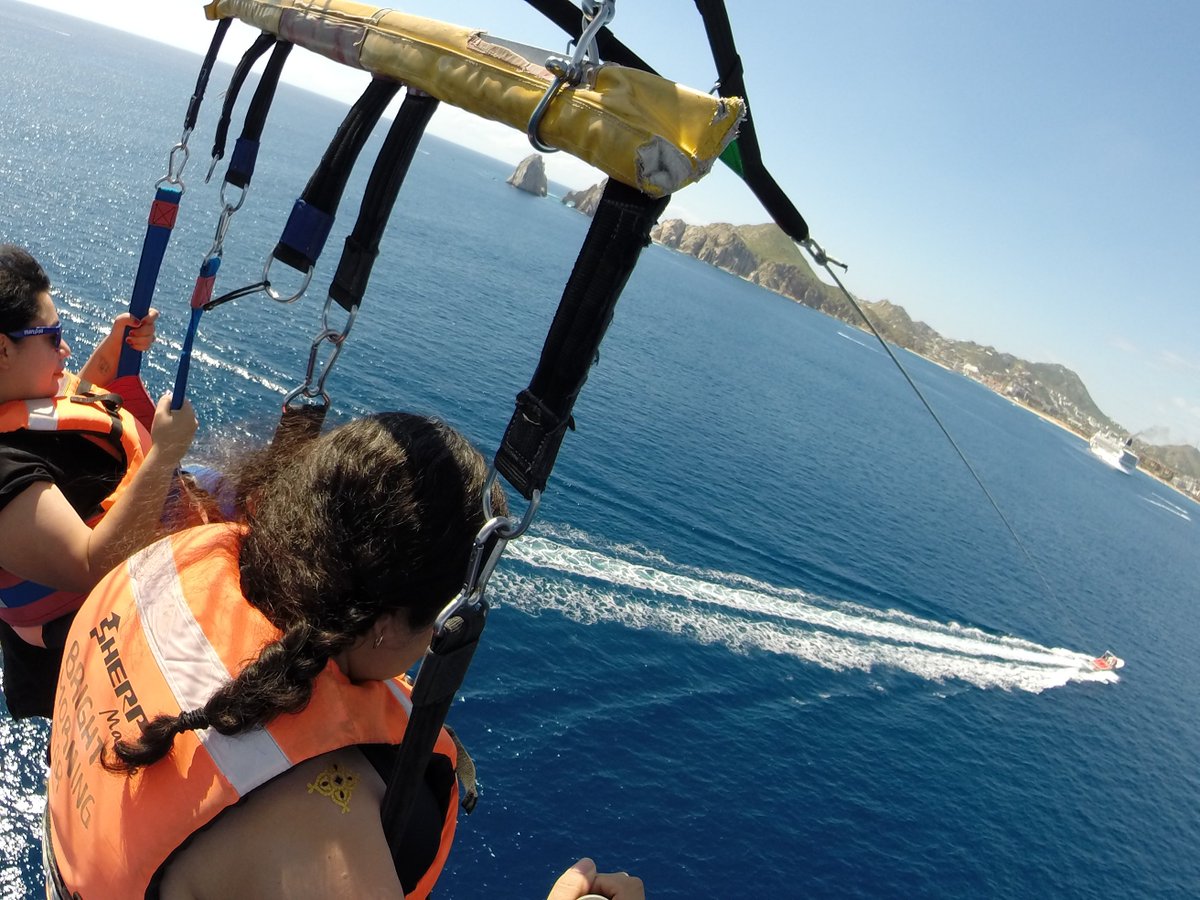 csrlamom's tweet photo. #ComfortableWithThat #SertaContest Parasailing with my bestie! https://t.co/5eK11xMDor