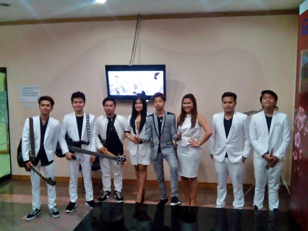 MNCupdate's tweet photo. Full team! Siap untuk perform @bastiansteel dan band? Misi menyelamatkan @opa_jahja msh berlanjut #dahSyatnyaEps2500 https://t.co/LwNOcfU1bp