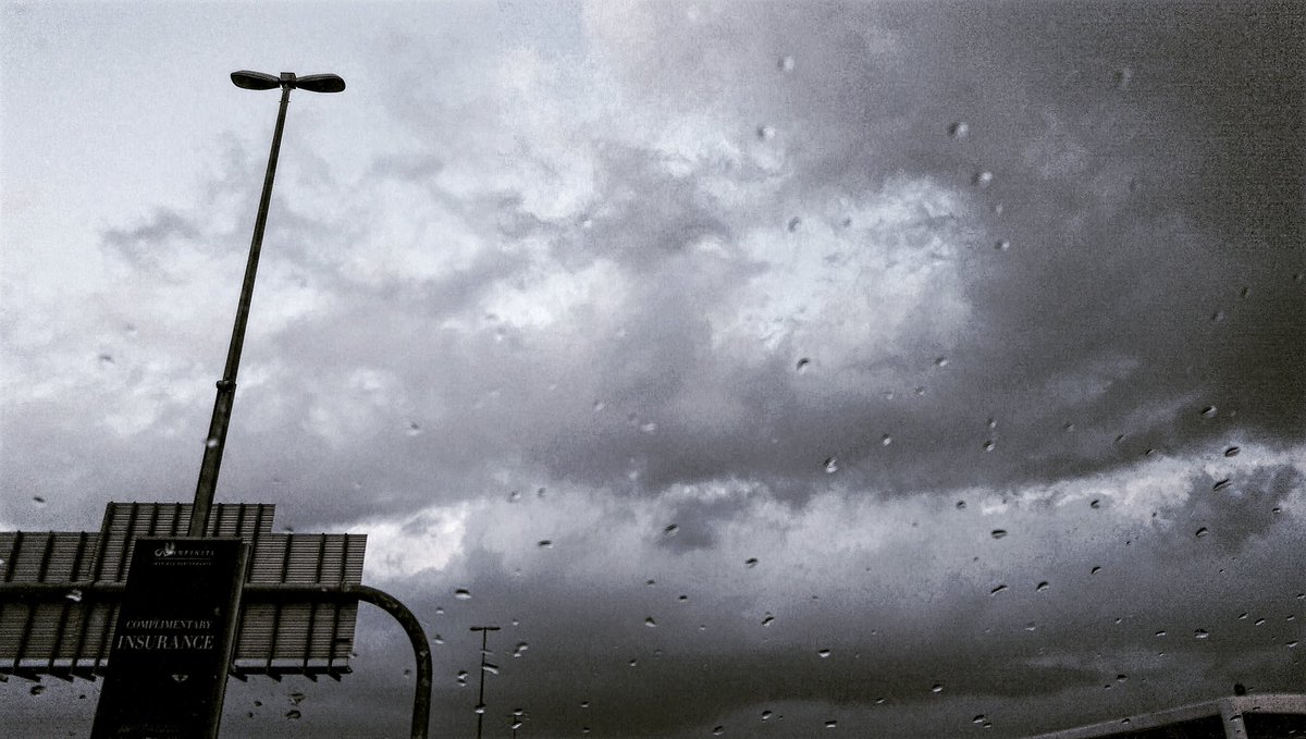 rizwanfarooq's tweet image. 1st burst. Mandatory shot. #Howelsewilltheyknow #itRained? #Dubai