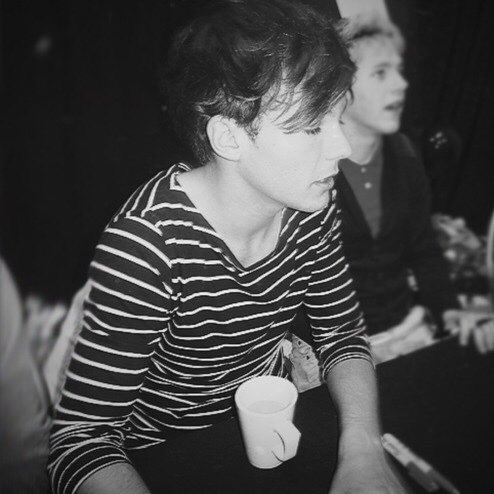 Hello I'm Louis! I'm looking for a daddy maybe? I'm sorta kinda trying to find Zarry daddies.. So gimme a rt yes?