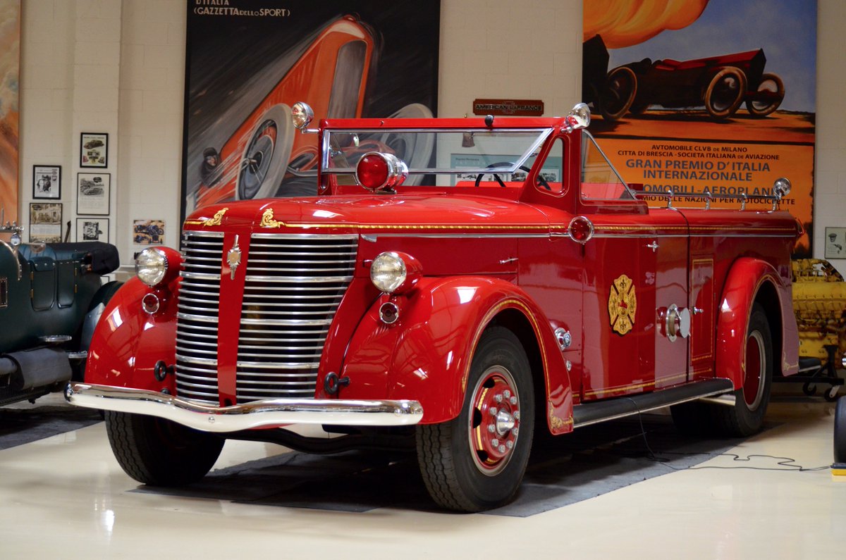 LenosGarage's tweet photo. Retweet if you think this firetruck is a BEAUTY. #LenoCNBC https://t.co/NdTcVezixz