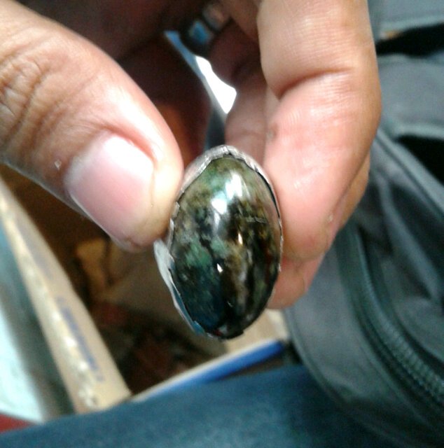 Ass,bib numpang tanya dong,nih batu apaan y?ad klep2 emas,gak tembus.