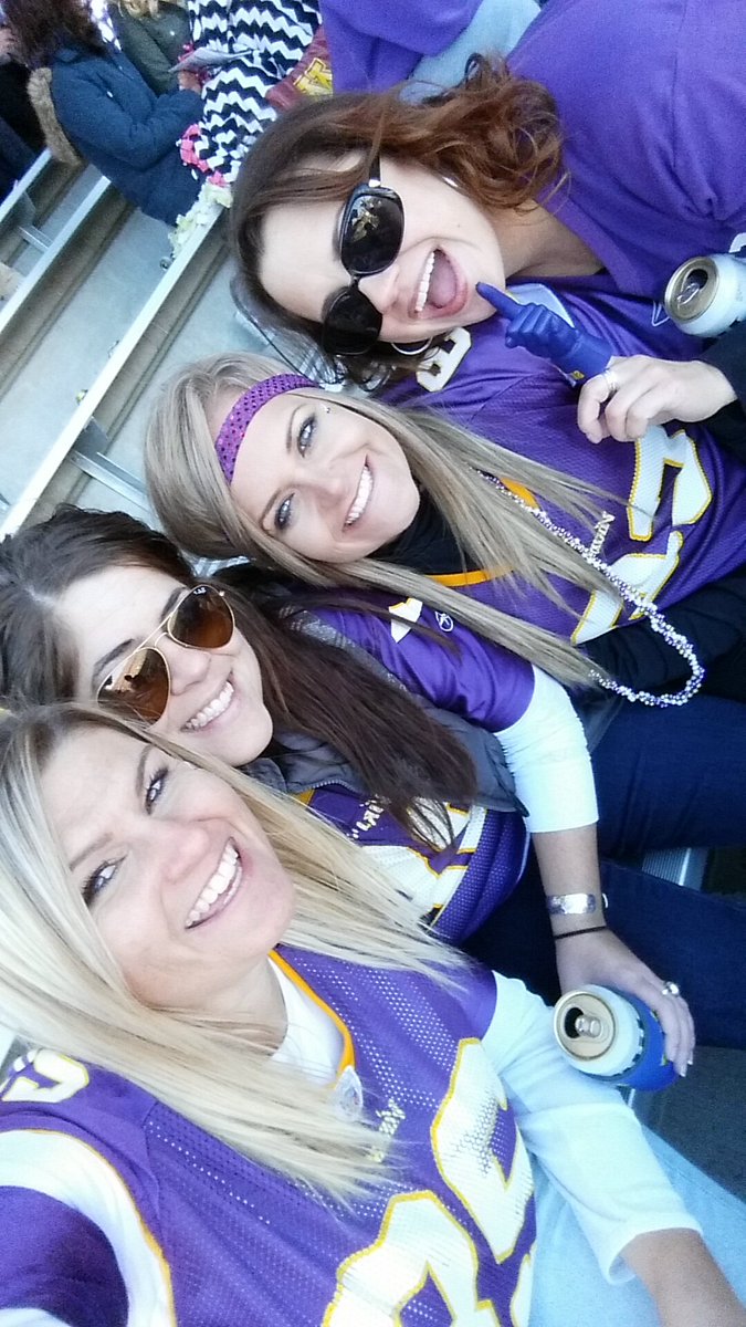 T_Tells_You's tweet photo. Having the best bitches cheering for our favorite @Vikings #SkolSunday #lindalife #mnsports  @Jenna_Danger https://t.co/k0cMoWereR