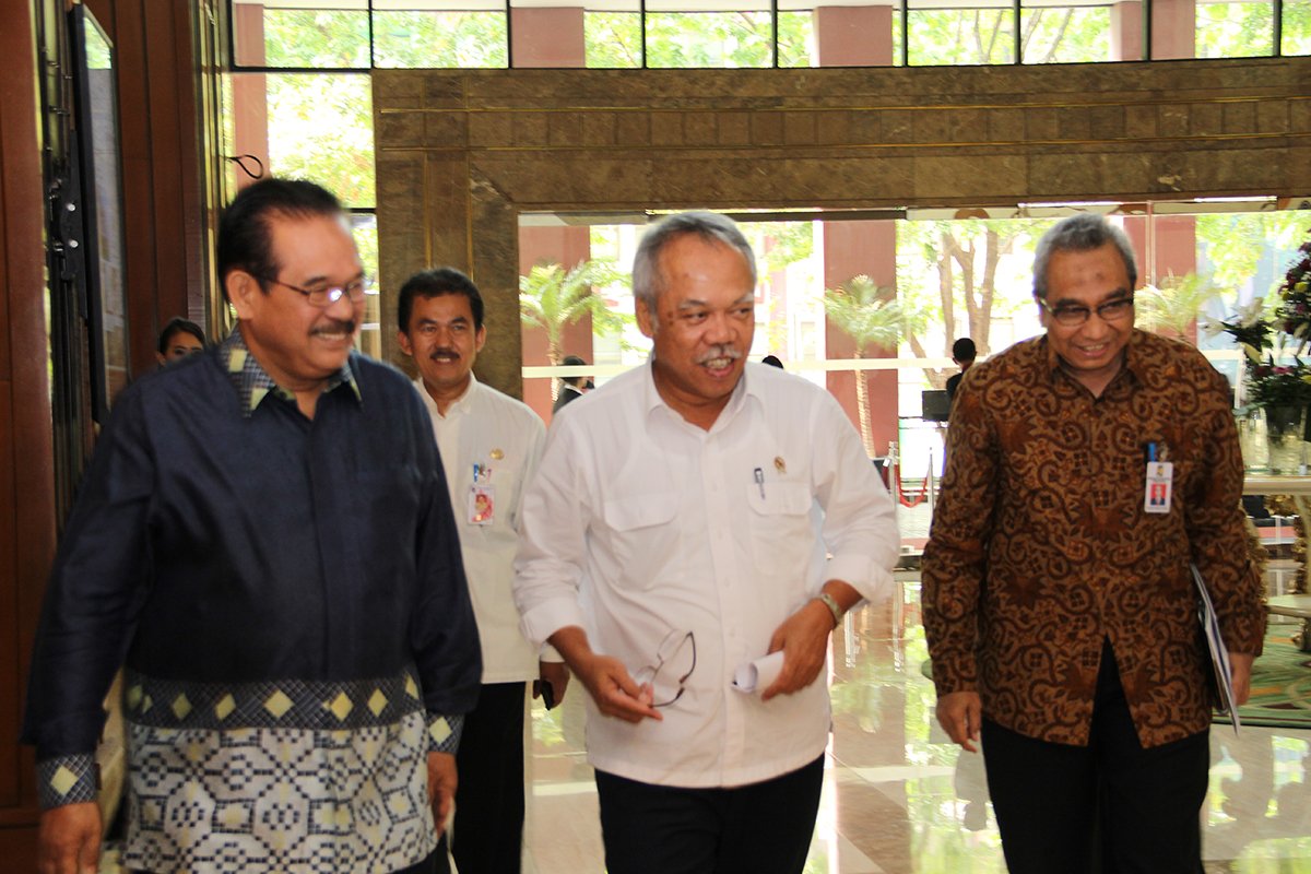 REDTOPHCC's tweet photo. Selamat datang, 
Bapak Menteri Pekerjaan Umum-Dr.Ir.M Basuki Hadimuljono,M.Sc
Ketua DPD RI - H.Irman Gusman S.E MBA https://t.co/3fRvX7QPsE