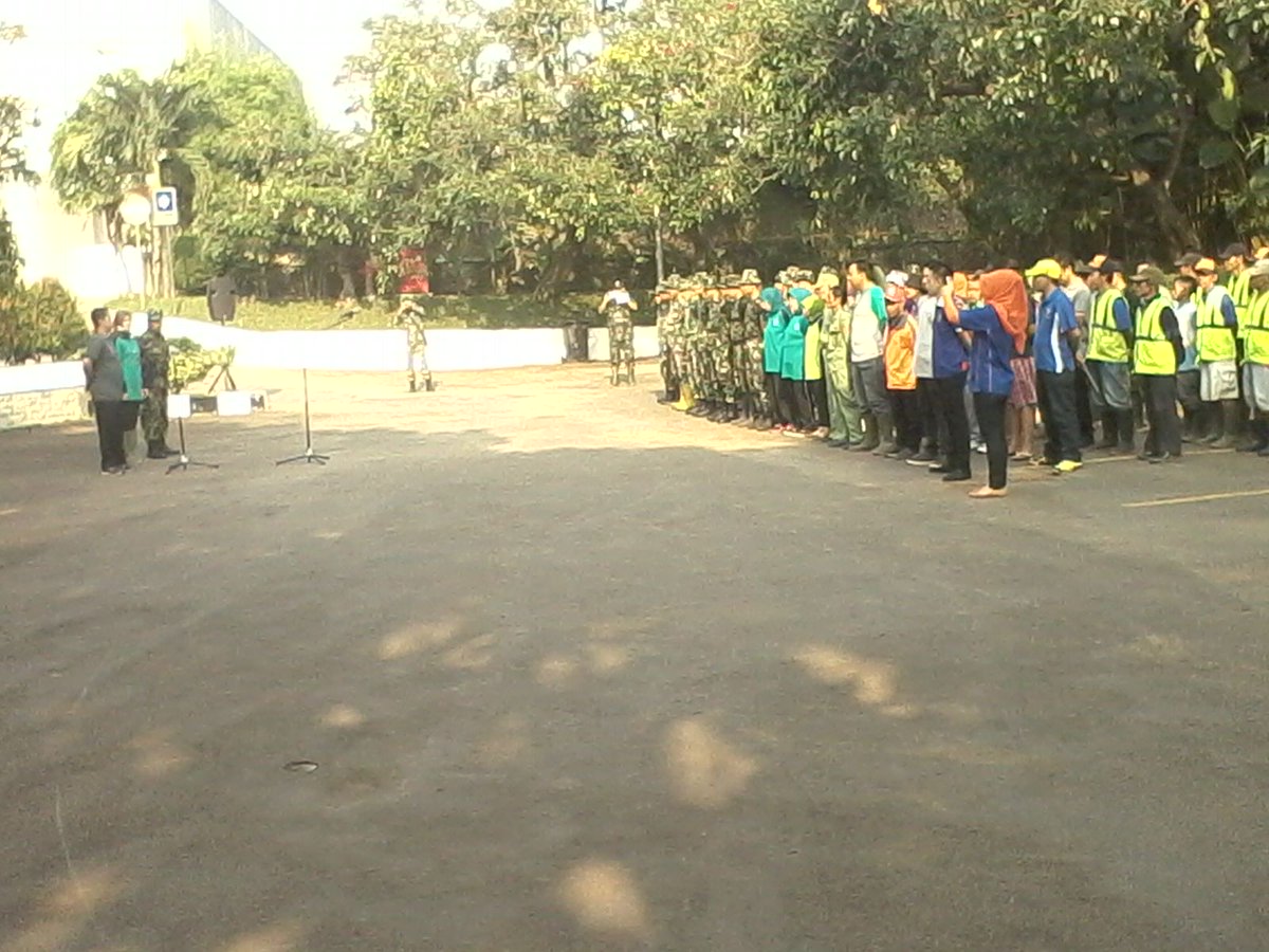 KBurangrang's tweet photo. kegiatan pembersihan kali cikapundung https://t.co/rbi597B8Oj