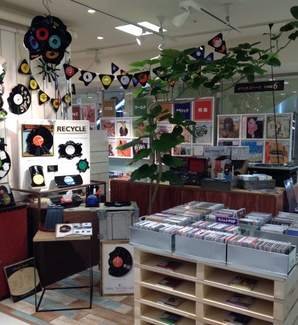 kingkong_music's tweet photo. 【催事情報】

只今、阪神百貨店6階紳士服売り場内にあるステージ6にて『懐かしのミュージックカフェ』に参加しております！
『キンボ』めちゃ旨コーヒーやTOMくんの素晴らしいレコード曲げ商品とレコードとCDが楽しめるスペースです是非！ https://t.co/ebbXyQt7Lp