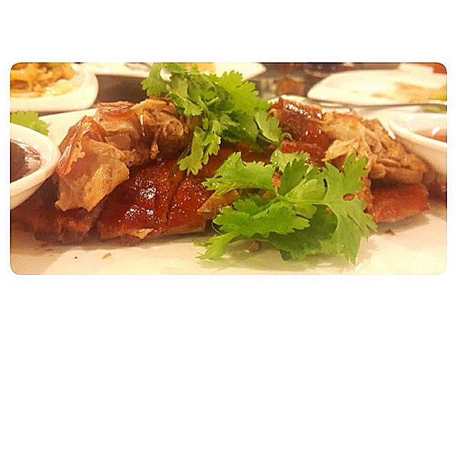 Can you hear the #deliciousness quacking from behind the "bush"? 🍀🐦🍀 We certainly can! 😌 #JunNjan #Chinese #duck