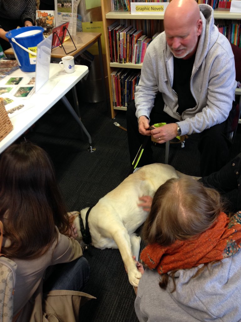 Come see the <a href="/guide/">h 🇵🇸</a> dogs @UniRdg_Hub on London Road! They are super cute! Here till 12pm