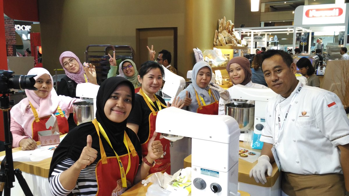 CokelatColatta's tweet photo. Interactive character cookies demo bersama chef nunung Dan chef abduh. #colatta #Haan #SIALInterFOOD2015 https://t.co/ltXf6sTk81