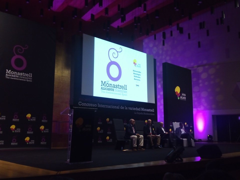 MeriyouPinoso's tweet photo. Tras un kit kat seguimos #congreso #MonastrellAlicante @Vinos_ALICANTE @rutasvinoespana https://t.co/cE0Cpb6Zjj