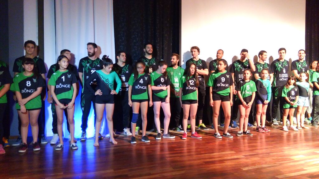 sportmusicok's tweet photo. #Voley - "A buen Puerto" - @psmvoley presento su equipo para la Liga Argentina 2015/16 - https://t.co/cv9GbwrjrL https://t.co/vxtHFnmd0y