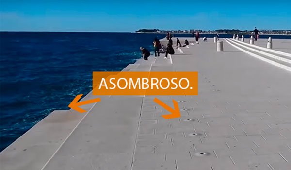 QcosasCom's tweet photo. Cuando las olas golpean en este paseo marítimo, algo absolutamente mágico ocurre. https://t.co/jNWdFJsSY3 https://t.co/Pc5S0oGuIc