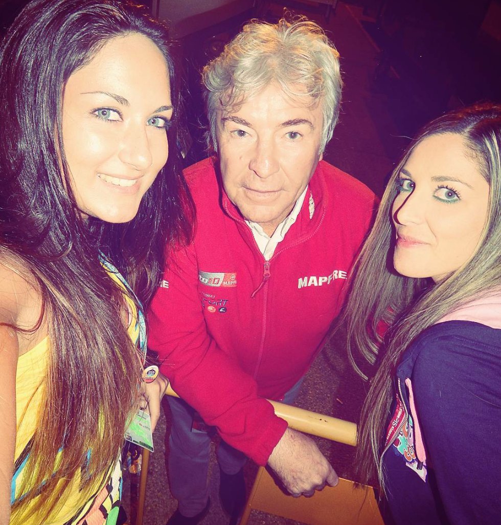 Andreeea46's tweet photo. Con Super Angel Nieto!!! 😁
#Selfie #Cheste2015 #AngelNieto https://t.co/9WGsUy40Ka