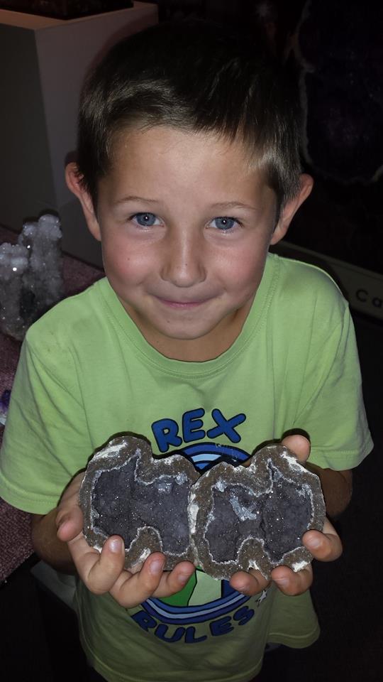 thecrystalcaves's tweet photo. Happiness is a lucky dip from Nature... This Geode looks like #Australia https://t.co/Y6aYxqnWO7